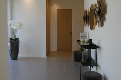 Exemple d'un couloir chic avec un sol en carrelage de céramique et un sol beige.