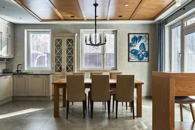 Свежая идея для дизайна: большая гостиная-столовая в современном стиле с серыми стенами, полом из керамогранита, серым полом, кессонным потолком, многоуровневым потолком и деревянным потолком - отличное фото интерьера
