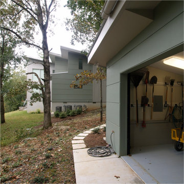 Contemporary Garden House: Main House from Garden House