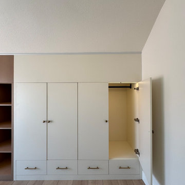 Custom Built-In Closet with Desk and Shelving – Multi-Functional Storage Design