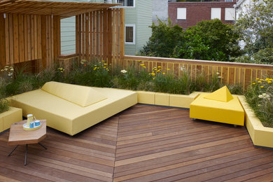 Example of a minimalist deck design in San Francisco