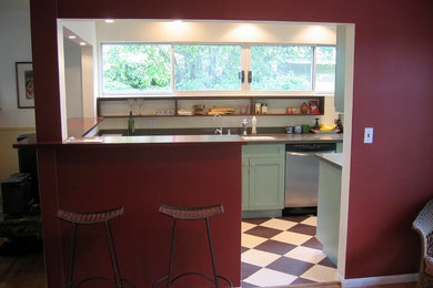 Kitchen - contemporary kitchen idea in Los Angeles