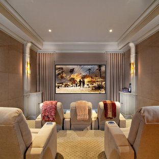 Idée de décoration pour une salle de cinéma tradition de taille moyenne et fermée avec un mur beige, moquette, un écran de projection et un sol jaune.
