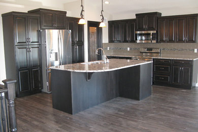 Kitchen - traditional kitchen idea in Calgary