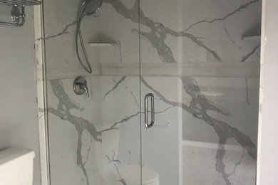 Imagen de cuarto de baño principal actual de tamaño medio con ducha abierta, paredes grises, suelo con mosaicos de baldosas, encimera de granito, suelo blanco, ducha con puerta con bisagras y encimeras blancas