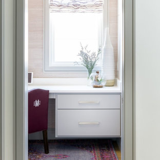 ダラスの大きいモダンスタイルのおしゃれな書斎 (造り付け机、紫の壁、淡色無垢フローリング) の写真