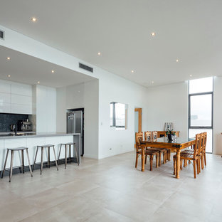 ニューカッスルの中サイズの北欧風 LDKの画像 (白い壁、コンクリートの床)