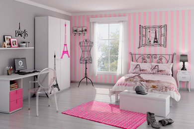 Ejemplo de dormitorio infantil romántico de tamaño medio con paredes rosas