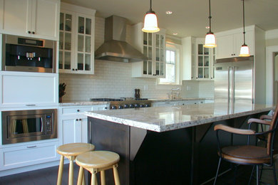 Kitchen - traditional kitchen idea in Vancouver