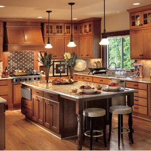 Inspiration för mellanstora amerikanska kök, med en dubbel diskho, luckor med infälld panel, skåp i mellenmörkt trä, granitbänkskiva, beige stänkskydd, stänkskydd i cementkakel, rostfria vitvaror, mellanmörkt trägolv och en köksö