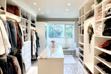 Diseño de armario vestidor unisex contemporáneo grande con armarios estilo shaker, puertas de armario blancas, suelo de corcho y suelo beige
