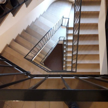 Ascensore all'interno della tromba delle scale in condominio.