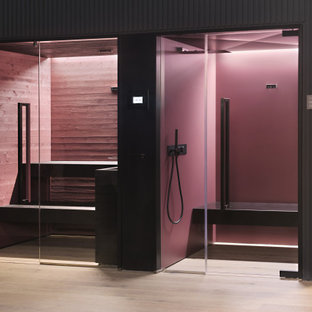 Inspiration för stora moderna bastur, med våtrum, röd kakel, lila väggar och dusch med gångjärnsdörr