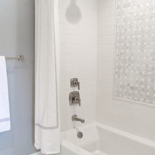 Modelo de cuarto de baño infantil, clásico renovado, pequeño, con bañera empotrada, ducha empotrada, baldosas y/o azulejos blancos, baldosas y/o azulejos de piedra, paredes grises y suelo de mármol