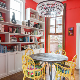 Mittelgroßes Eklektisches Esszimmer ohne Kamin mit roter Wandfarbe und braunem Holzboden in San Francisco