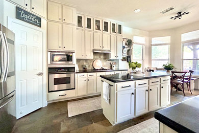 Kitchen - country kitchen idea in Dallas