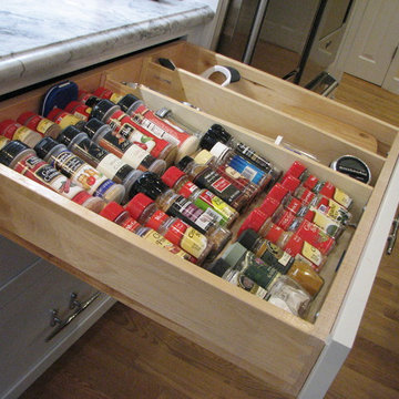 Spice storage with general drawer dividers