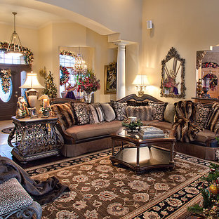 Großes, Repräsentatives, Offenes Mediterranes Wohnzimmer mit beiger Wandfarbe, dunklem Holzboden, Kamin, gefliestem Kaminsims und Multimediawand in Chicago