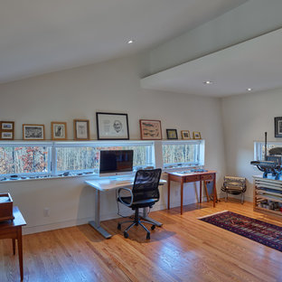 他の地域の中サイズのモダンスタイルのおしゃれなクラフトルーム (白い壁、無垢フローリング、暖炉なし、自立型机、茶色い床) の写真