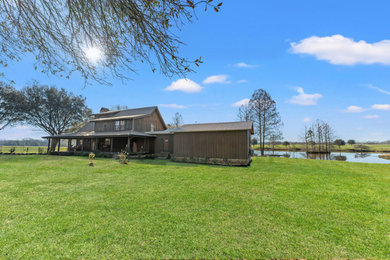 Example of an exterior home design in New Orleans