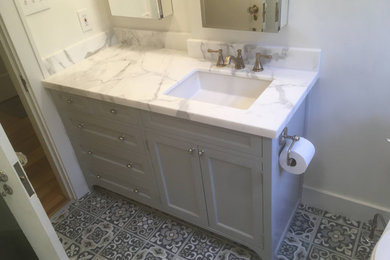 Imagen de cuarto de baño principal, único y de pie pequeño con armarios estilo shaker, puertas de armario azules y encimera de mármol