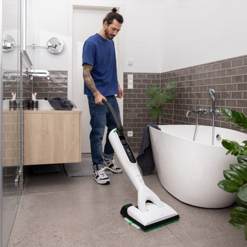 Modernes Badezimmer mit Steinboden