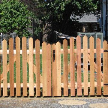 Wood Pointed Picket Fence 2