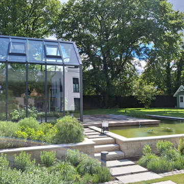 Villengarten mit Gewächshaus