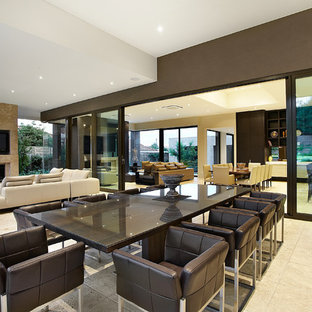 メルボルンのコンテンポラリースタイルのLDKの画像 (茶色い壁)