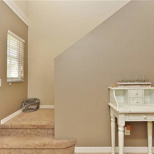 Inredning av en eklektisk entré, med beige väggar, betonggolv, en enkeldörr, en orange dörr och grått golv