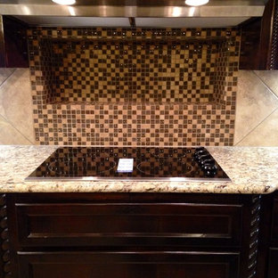 Große Klassische Küche in L-Form mit Vorratsschrank, Doppelwaschbecken, Lamellenschränken, dunklen Holzschränken, Granit-Arbeitsplatte, Küchenrückwand in Beige, Glasrückwand, Küchengeräten aus Edelstahl, Porzellan-Bodenfliesen und Kücheninsel in Austin