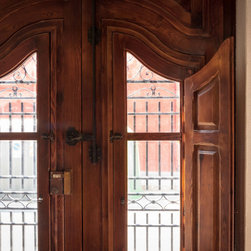Iv&aacute;n - Front Doors