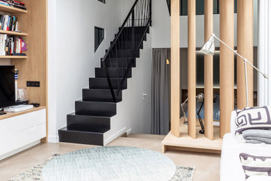 Réalisation d'un salon design de taille moyenne et ouvert avec une salle de réception, un mur blanc, sol en béton ciré, un téléviseur indépendant et un sol beige.