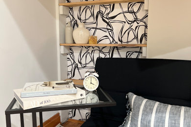 Imagen de despacho minimalista pequeño con suelo de madera en tonos medios y escritorio independiente