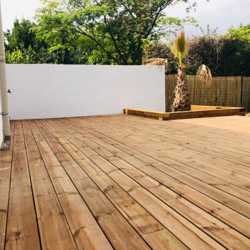 Création d'une terrasse en bois et aménagement paysager
