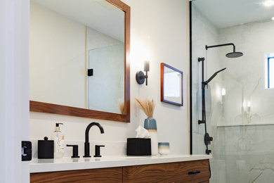 Example of a trendy bathroom design in Toronto