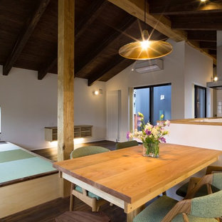 他の地域のアジアンスタイルのおしゃれなダイニング (白い壁、無垢フローリング、茶色い床) の写真