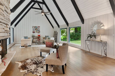 Example of a trendy entryway design in Tampa