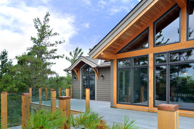 Transitional deck photo in Toronto