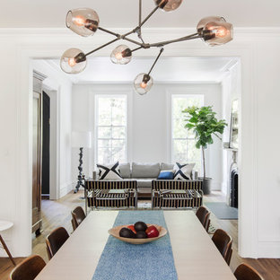 ローリーの広いトランジショナルスタイルのLDKの画像 (白い壁、無垢フローリング、暖炉なし、茶色い床)