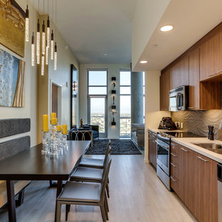 На фото: с высоким бюджетом маленькие линейные кухни-гостиные в современном стиле с врезной раковиной, плоскими фасадами, фасадами цвета дерева среднего тона, столешницей из кварцевого композита, фартуком из керамогранитной плитки, техникой из нержавеющей стали, полом из керамогранита и коричневым фартуком без острова