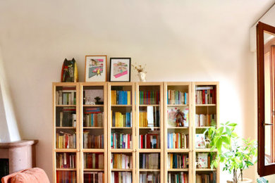 Ispirazione per un soggiorno mediterraneo con libreria