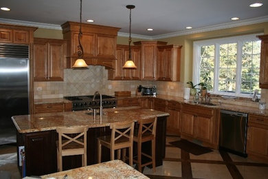 Inspiration for a mid-sized timeless l-shaped travertine floor eat-in kitchen remodel in Chicago with a single-bowl sink, raised-panel cabinets, medium tone wood cabinets, granite countertops, beige backsplash, stone tile backsplash, stainless steel appliances and an island