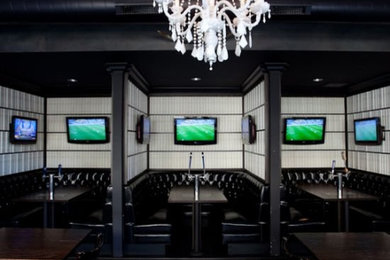Home bar - contemporary home bar idea in Chicago