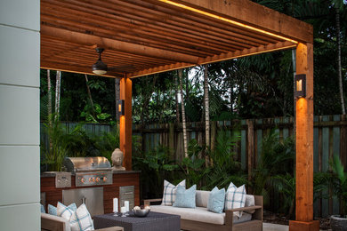 Idee per un patio o portico tropicale di medie dimensioni