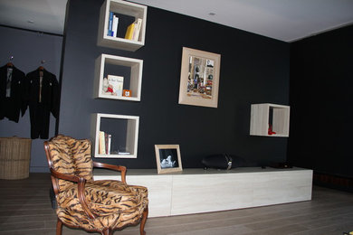 Inspiration pour une salle de séjour design avec un mur gris et un sol en vinyl.