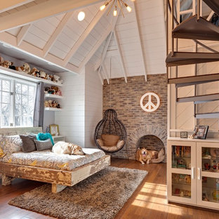 Country Schlafzimmer ohne Kamin mit weißer Wandfarbe, braunem Holzboden und Kaminumrandung aus Backstein in Chicago