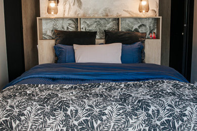 Diseño de dormitorio principal y gris y negro clásico renovado grande con paredes grises, suelo de madera clara, suelo beige y papel pintado