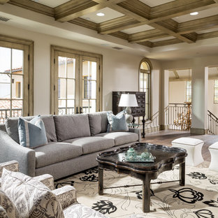 Diseño de salón para visitas mediterráneo, de tamaño medio, con paredes beige y suelo de madera en tonos medios