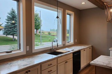 Example of a kitchen design in Minneapolis